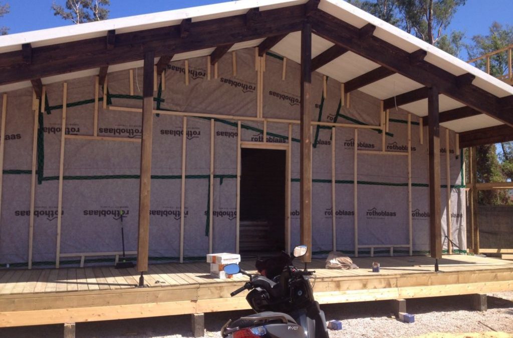 ¿Por qué es necesario aislar la cubierta de una casa de madera?